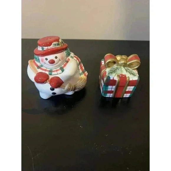 Fitz and Floyd Snowman and Gift Plaid Salt and Pepper Shaker Set - Picture 1 of 10